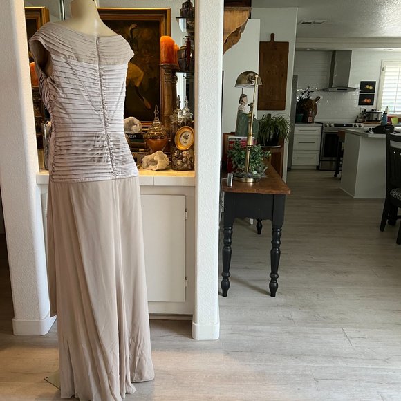 TADASHI Collection GOWN - Picture 2 of 10